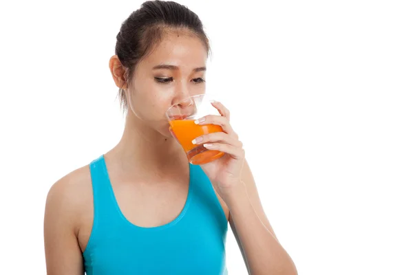 Bella ragazza asiatica sana bere succo d'arancia — Foto Stock