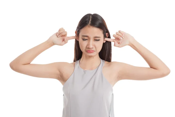 युवा एशियाई महिला दोनों कानों को उंगलियों से ब्लॉक करती है — स्टॉक फ़ोटो, इमेज