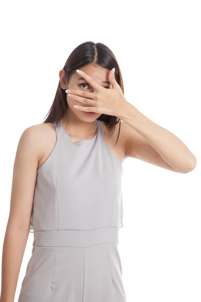 Schöne junge asiatische Frau guckt durch Finger — Stockfoto