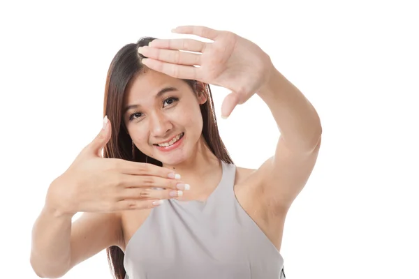Güzel genç Asyalı kadın gülümseme eliyle çerçevesi olarak göster — Stok fotoğraf