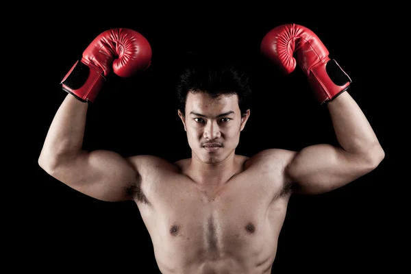 Muscular homem asiático com luva de boxe vermelho — Fotografia de Stock