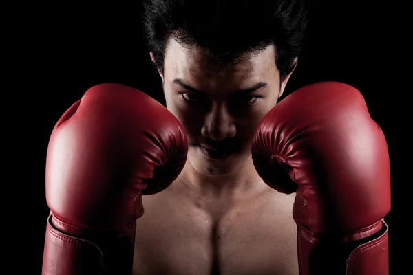 Muscolare uomo asiatico con guanto da boxe rosso — Foto Stock