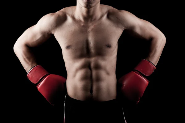 Muscular homem asiático com luva de boxe vermelho — Fotografia de Stock