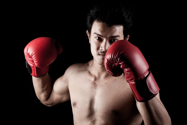 Muscolare uomo asiatico con guanto da boxe rosso — Foto Stock