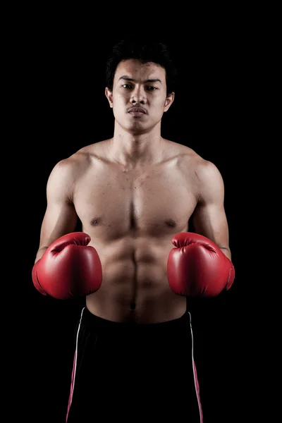 Musclé asiatique homme avec gant de boxe rouge — Photo