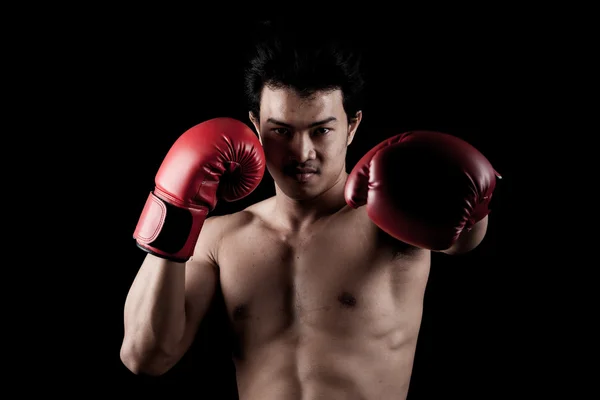 Muscular homem asiático com luva de boxe vermelho — Fotografia de Stock