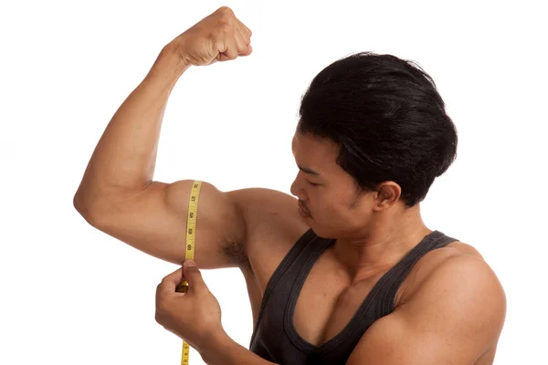 테이프를 측정 하 여 팔 뚝을 flexing 근육 아시아 남자 — 스톡 사진