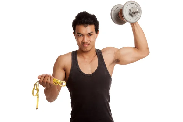 Musculoso asiático hombre con cinta métrica y mancuerna — Foto de Stock