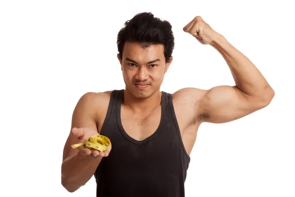 Izmos ázsiai ember flexing bicepsz mérőszalaggal — Stock Fotó
