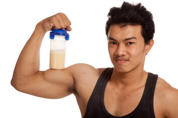 Muskulöser asiatischer Mann biegt Bizeps mit Molkenproteinshakes — Stockfoto