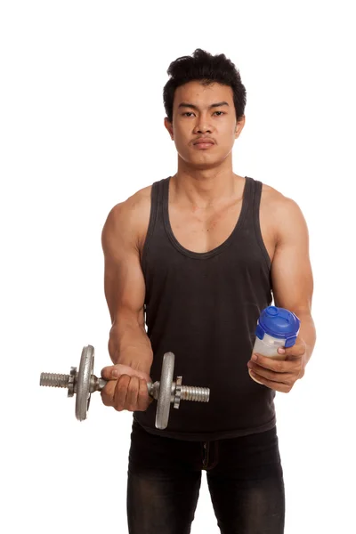 Musclé asiatique homme avec haltère et protéines de lactosérum secoue — Photo