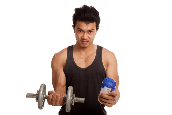 Homem asiático muscular com halteres e batidos de proteína de soro de leite — Fotografia de Stock
