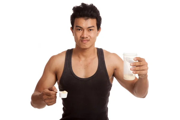 Muscular asiático hombre comer suero proteína batidos —  Fotos de Stock