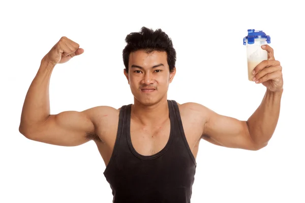 Musclé asiatique homme flexion biceps avec lactosérum protéines secoue — Photo
