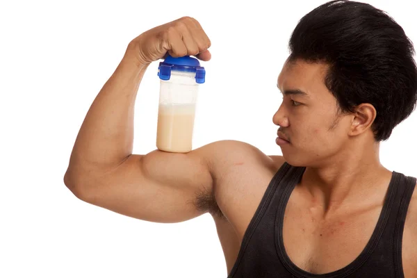 Muskulöser asiatischer Mann biegt Bizeps mit Molkenproteinshakes — Stockfoto