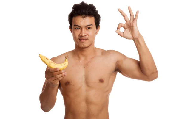Musculoso asiático hombre show OK con banana — Foto de Stock