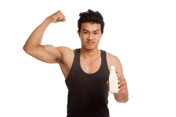 Muscular asiático hombre flexing bíceps con soja leche — Foto de Stock