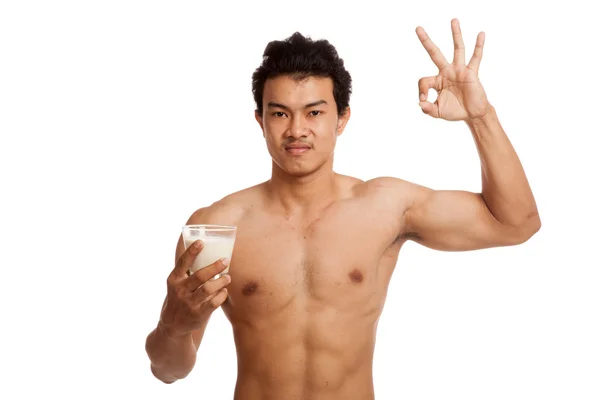 Muscolare asiatico uomo spettacolo ok segno con latte di soia — Foto Stock