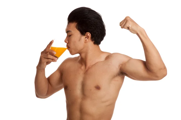 Muscular asiático hombre beber naranja jugo flexión bíceps — Foto de Stock