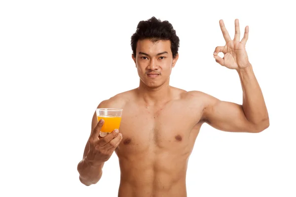 Muscular asiático hombre show OK con naranja jugo — Foto de Stock