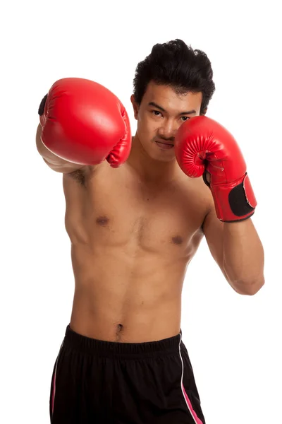 Muscular homem asiático com luva de boxe vermelho — Fotografia de Stock