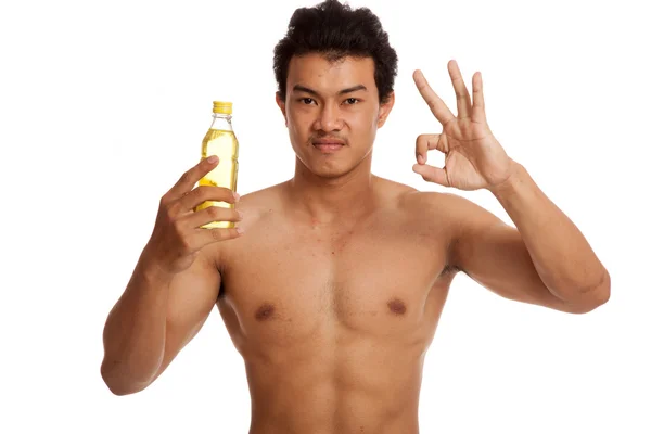 Muscular asiático hombre show OK con electrolito bebida — Foto de Stock