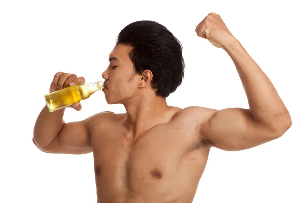 Musclé asiatique homme avec électrolyte boisson flexion biceps — Photo