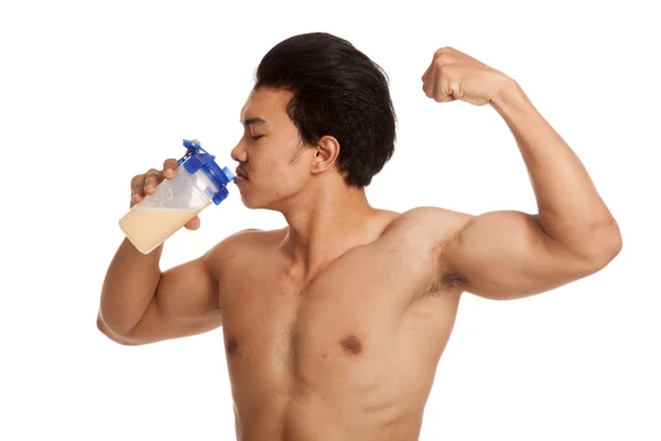 Musclé asiatique homme boire lactosérum protéine flexion biceps — Photo