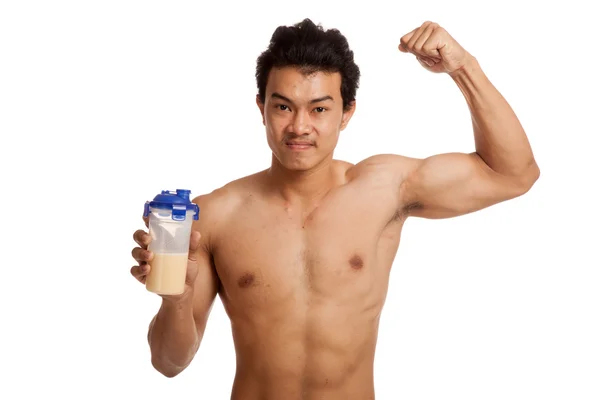 Homem asiático muscular que flexiona bíceps com proteína de soro de leite — Fotografia de Stock