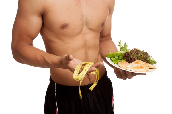 Muscular asiático hombre dieta con limpio alimentos y cinta métrica — Foto de Stock