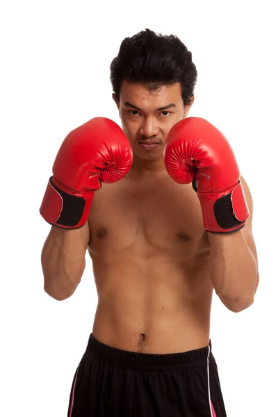 Musclé asiatique homme avec gant de boxe rouge — Photo