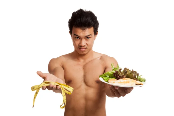 Muscular asiático hombre dieta con limpio alimentos y cinta métrica — Foto de Stock
