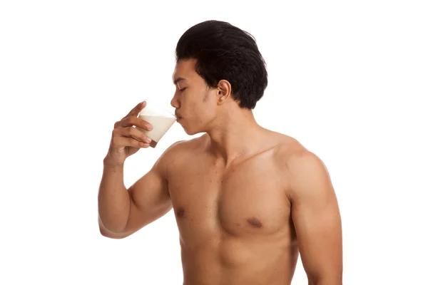 Muscular asiático hombre bebiendo soja leche — Foto de Stock