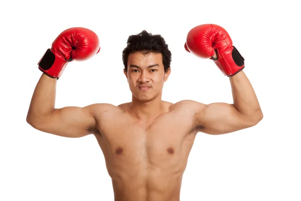 Muscular homem asiático com luva de boxe vermelho — Fotografia de Stock