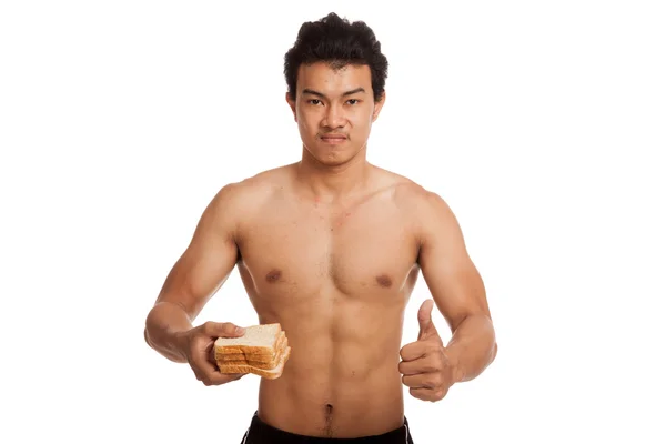 Musculoso asiático hombre thumbs up carga carbohidratos con algunos pan — Foto de Stock