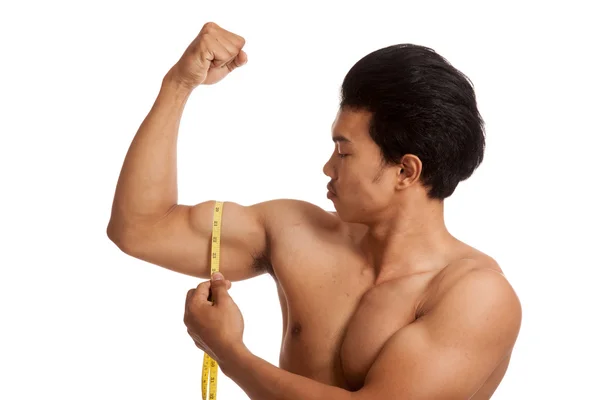 Musclé asiatique homme avec ruban à mesurer flexion biceps — Photo