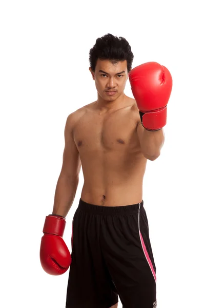 Musclé asiatique homme avec gant de boxe rouge — Photo