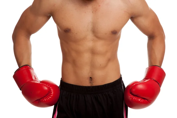 Muscular homem asiático com luva de boxe vermelho — Fotografia de Stock