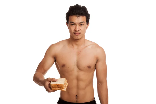 Muscular asiático hombre carga carbohidratos con algunos pan — Foto de Stock