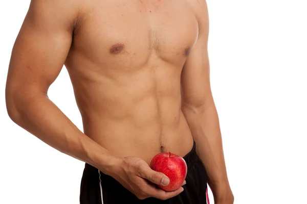 Musculoso asiático hombre mostrar seis pack abs con rojo manzana — Foto de Stock