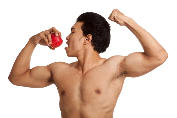 Muskularny mężczyzna Azji wyginanie biceps z czerwonym jabłkiem — Zdjęcie stockowe