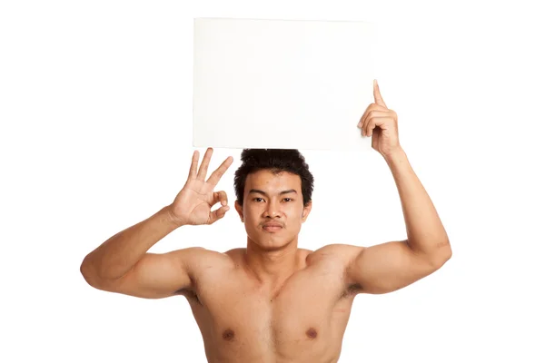 Muskulös asiatisch mann zeigen ok mit blank zeichen — Stockfoto