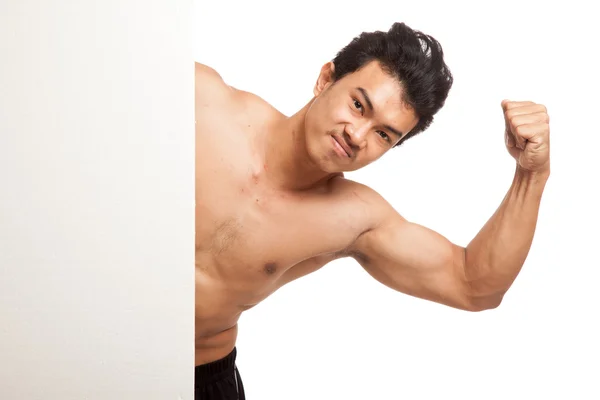 Svalnatý Asiat protahuje biceps za prázdný znak — Stock fotografie