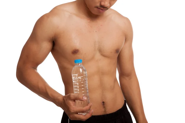 Muskulöser asiatischer Mann mit Flasche Trinkwasser — Stockfoto