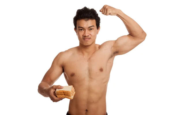 Muscular ásia homem carga carboidratos com alguns pão flexão bíceps — Fotografia de Stock