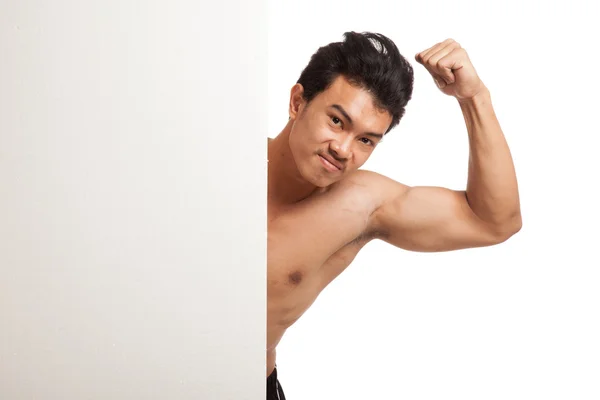 Muskulöser asiatischer Mann biegt Bizeps hinter leerem Schild — Stockfoto