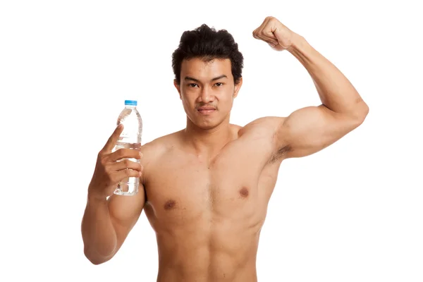 Muscular asiático hombre flexing bíceps con botella de agua potable — Foto de Stock