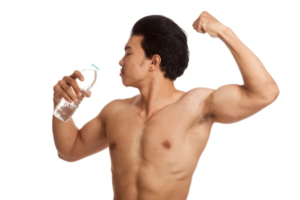 Muscular asiático hombre flexing bíceps con botella de agua potable — Foto de Stock