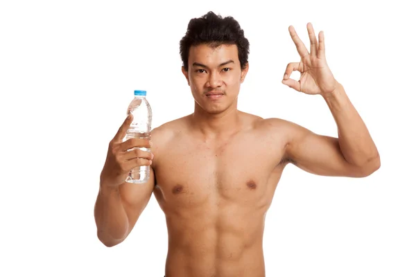 Musculoso asiático hombre show OK con botella de agua potable — Foto de Stock