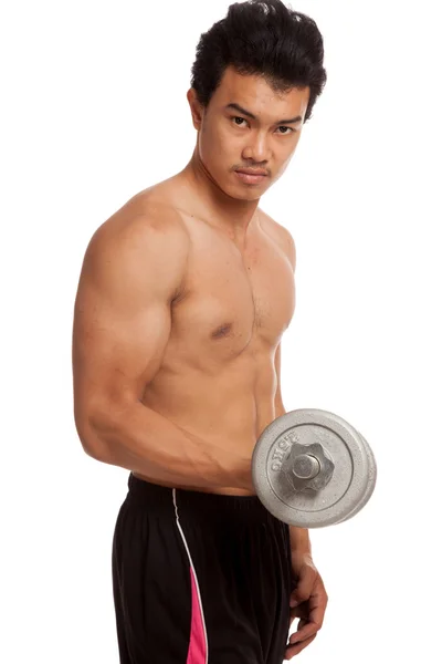 Muscoloso asiatico uomo con manubri — Foto Stock